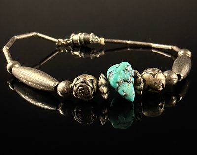 Southwestern Style Silver-Tone and Turquoise Nugget Beaded Bracelet. A beaded strand bracelet 