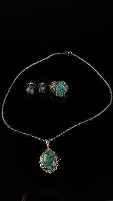 A Set of Southwestern Style Silver Toned Jewelry with Turquoise and Blue Gemstones. A set of 