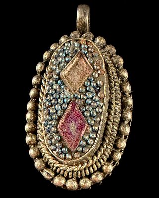 Vintage Celebrity NY Style Moroccan Glass Inset Oval Pendant. An oval-shaped costume jewelry 