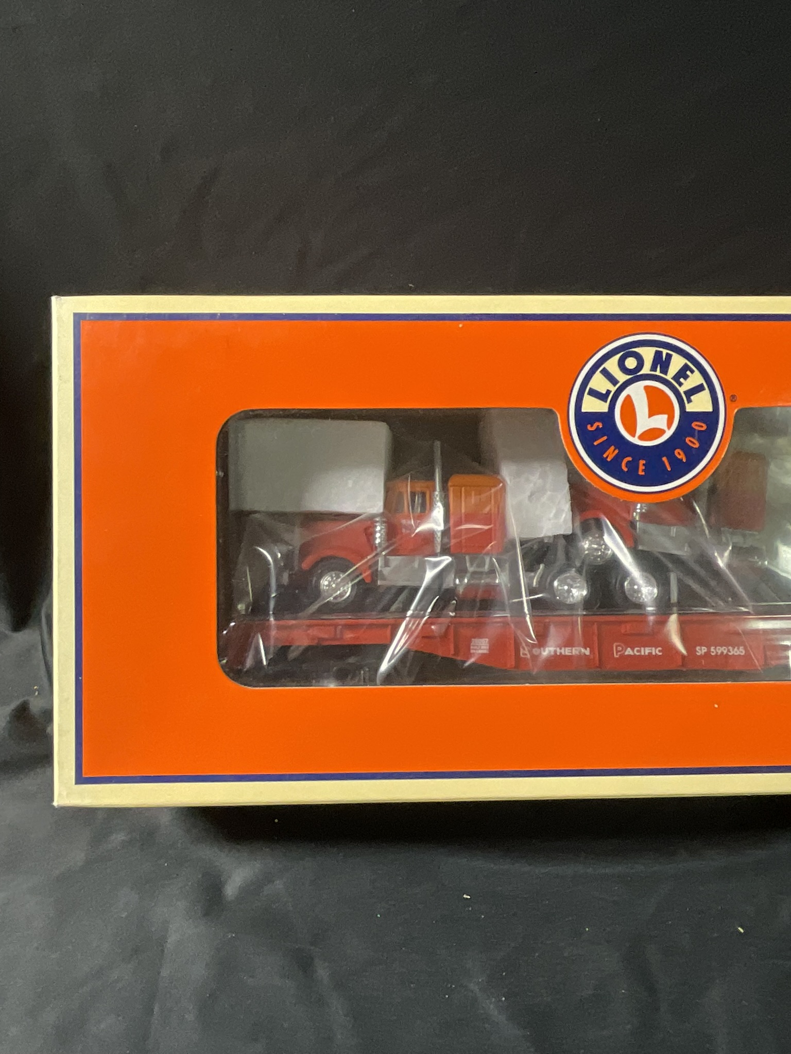 Lionel 6-26057 Southern Pacific Flatcar with Die-Cast Tractors