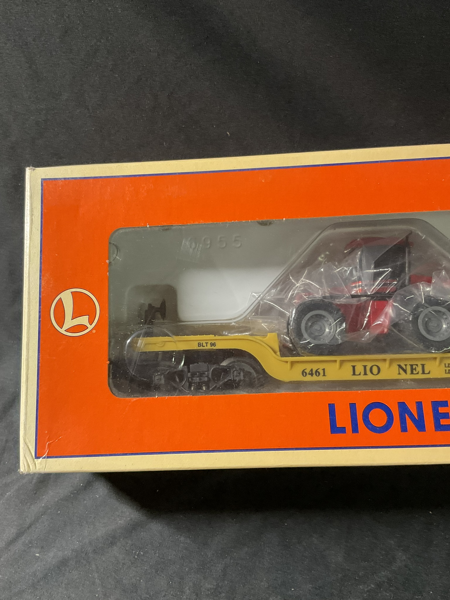 Lionel 6-16957 Depressed-Center Flatcar with Ertl Case 4WD Tractor