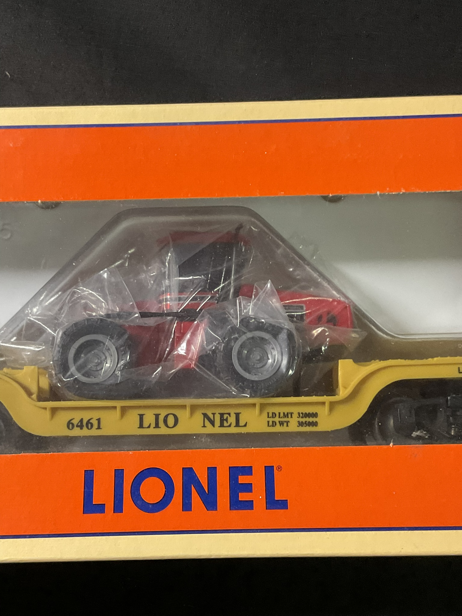 Lionel 6-16957 Depressed-Center Flatcar with Ertl Case 4WD Tractor