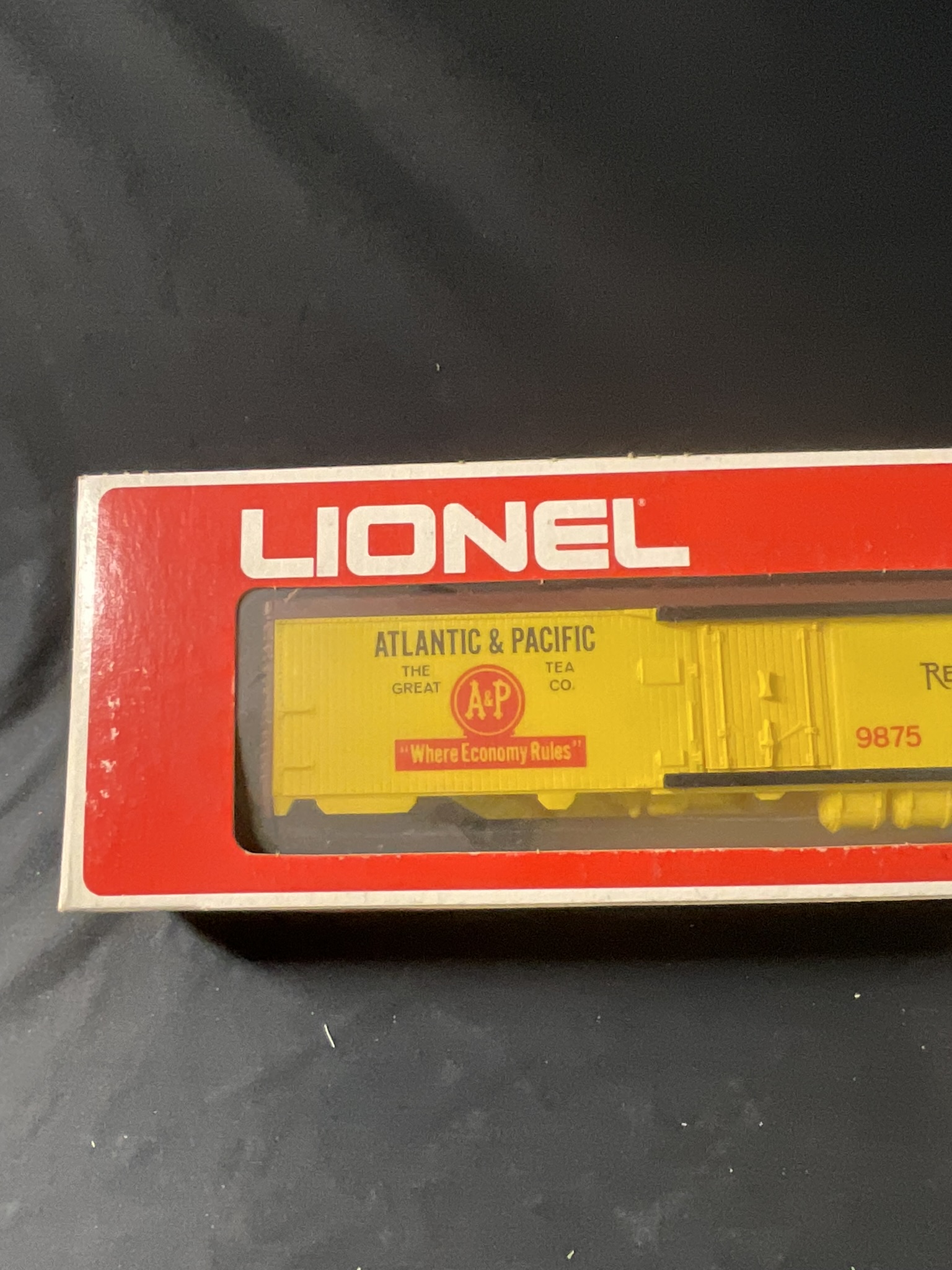 Lionel 6-9875 O-Gauge Atlantic and Pacific (A&P) Billboard Reefer Car in Original Box