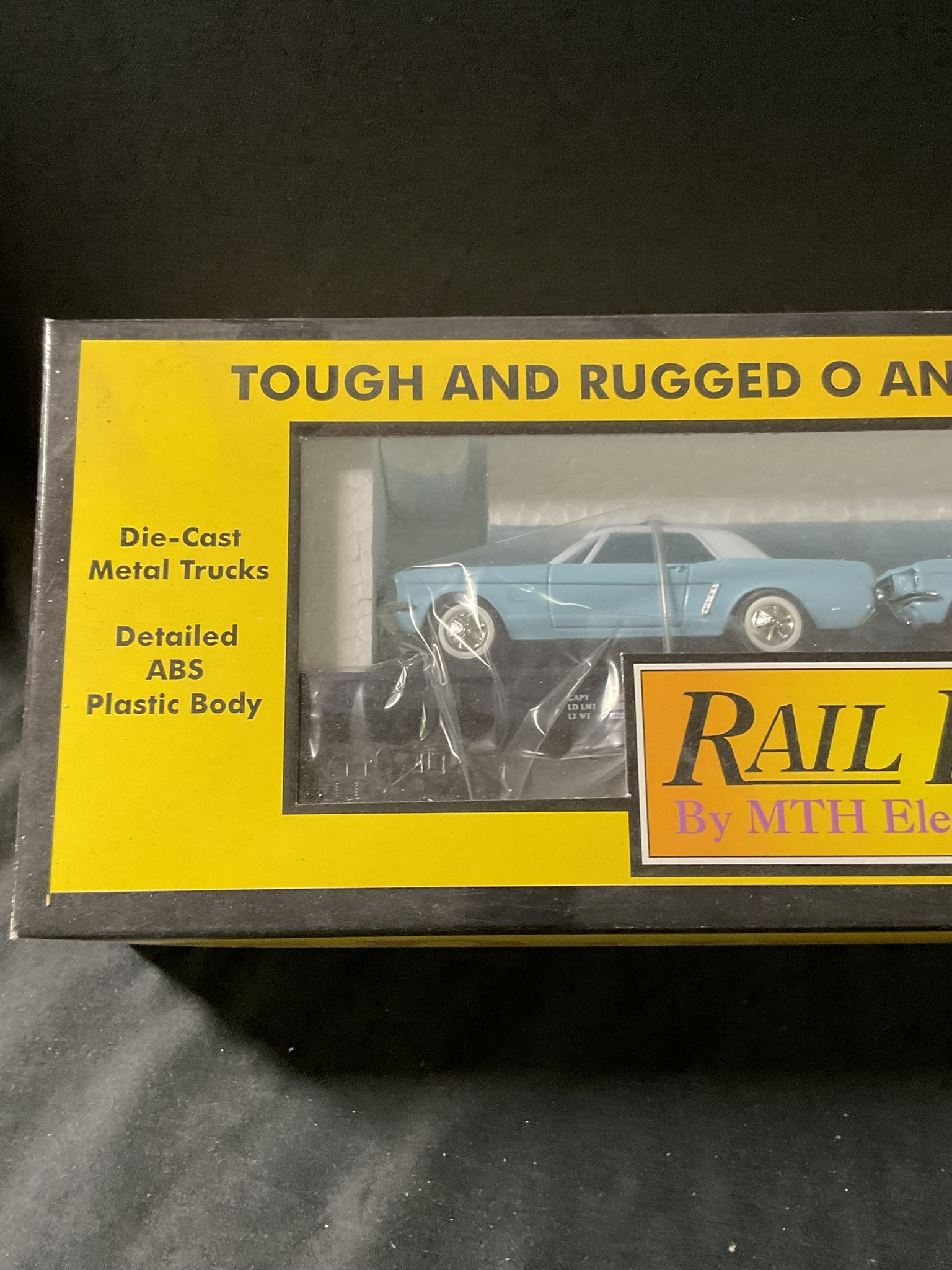 MTH Rail King 30-7617 O-Gauge Auto Transport Flat Car with Ertl 64 Mustangs