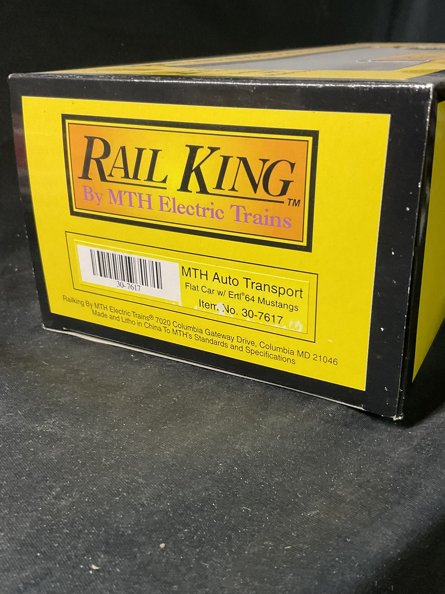 MTH Rail King 30-7617 O-Gauge Auto Transport Flat Car with Ertl 64 Mustangs