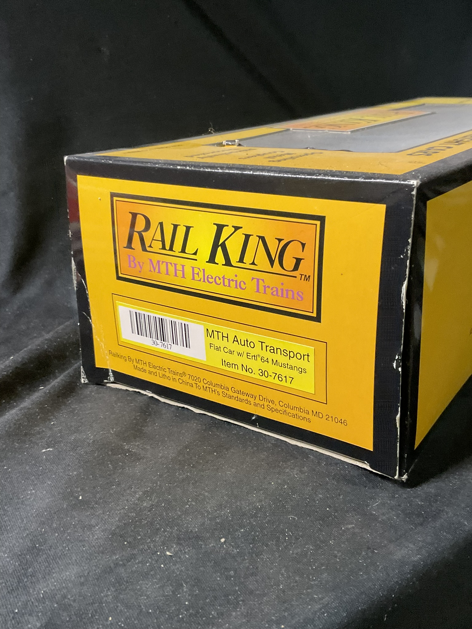 MTH Rail King 30-7617 O-Gauge Auto Transport Flat Car with Ertl 64 Mustangs