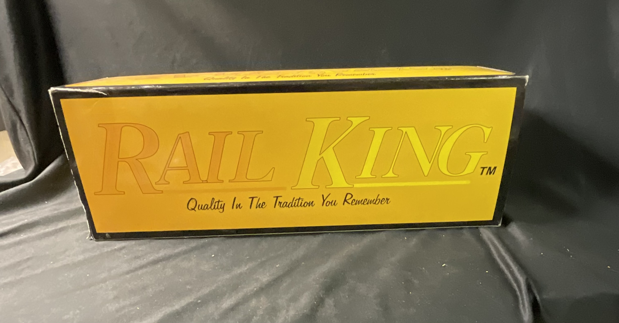 MTH Rail King 30-7617 O-Gauge Auto Transport Flat Car with Ertl 64 Mustangs