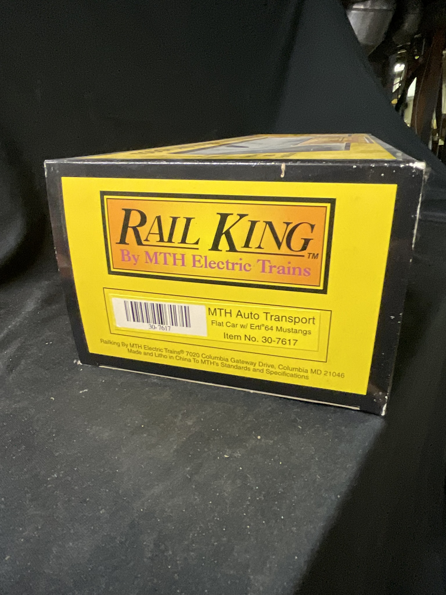 MTH Rail King O Gauge 30-7617 Auto Transport Flat Car with Ertl 1964 Mustangs