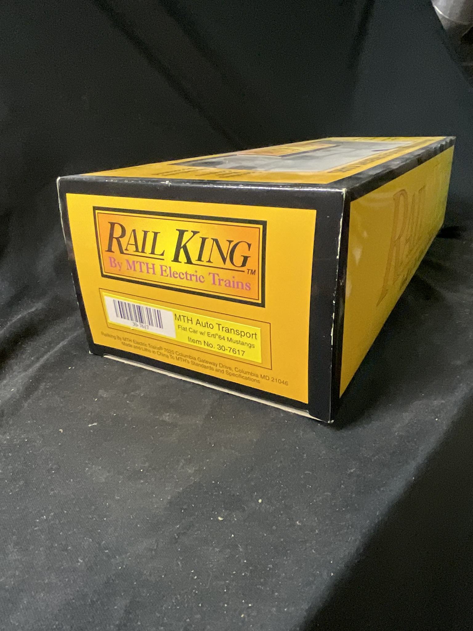 MTH Rail King O Gauge 30-7617 Auto Transport Flat Car with Ertl 1964 Mustangs