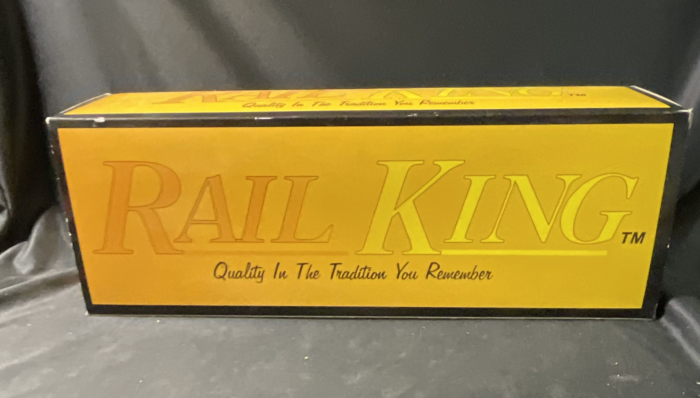 MTH Rail King O Gauge 30-7617 Auto Transport Flat Car with Ertl 1964 Mustangs