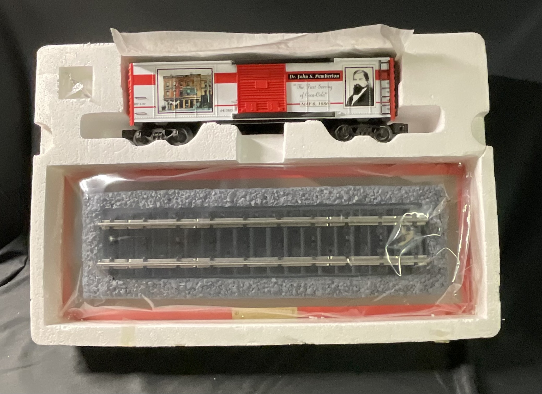 K-Line K641-5105 1st Serving of Coca-Cola Limited Edition O-Gauge Boxcar and Display Track