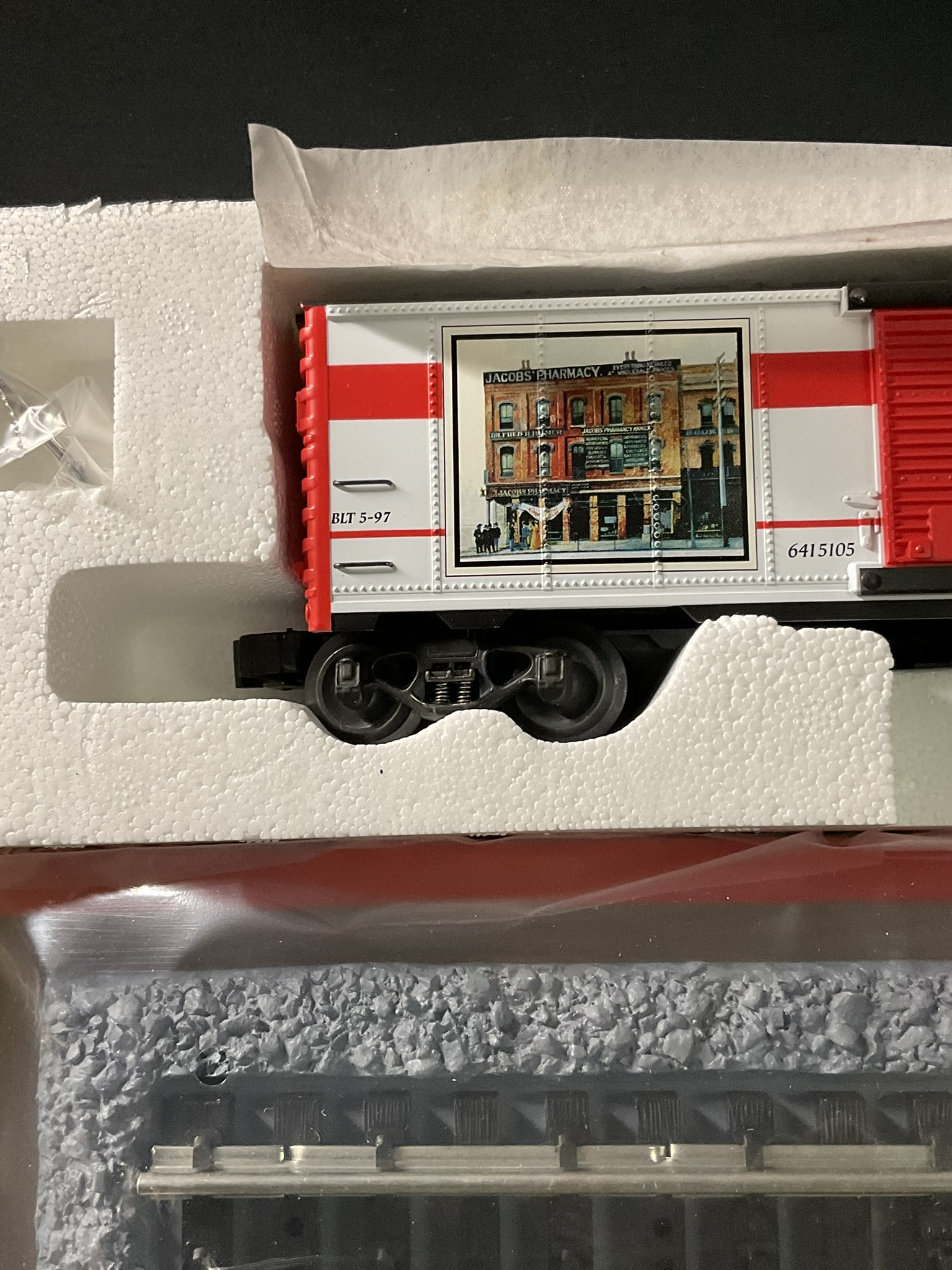 K-Line K641-5105 1st Serving of Coca-Cola Limited Edition O-Gauge Boxcar and Display Track