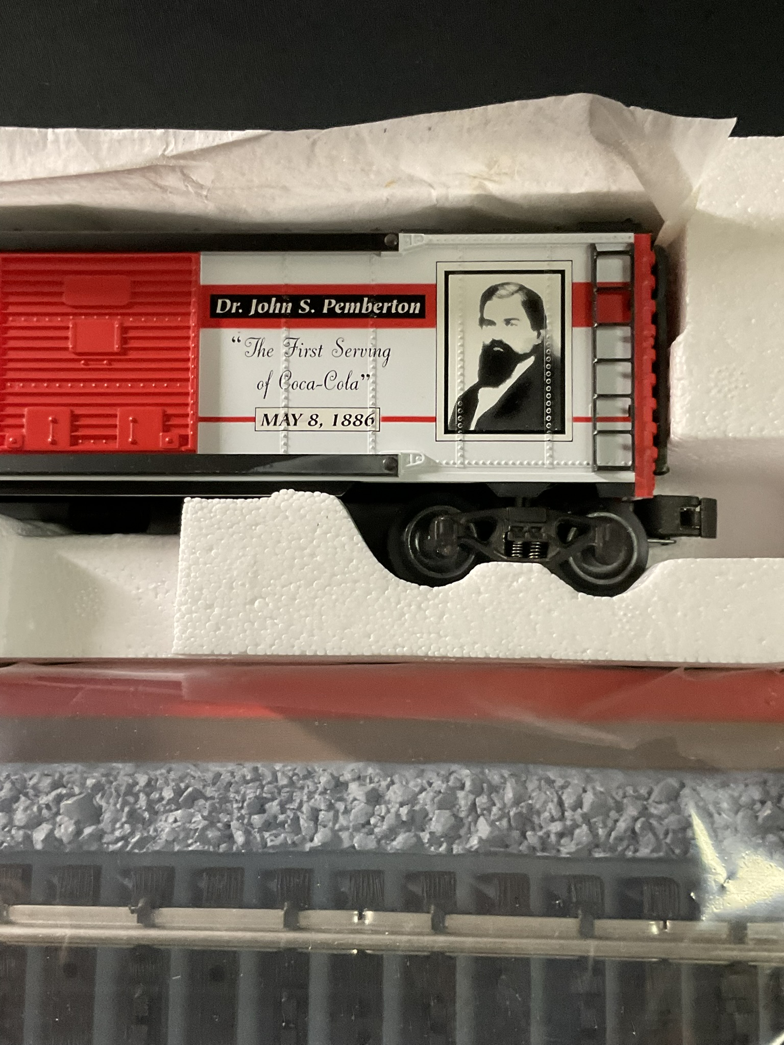 K-Line K641-5105 1st Serving of Coca-Cola Limited Edition O-Gauge Boxcar and Display Track