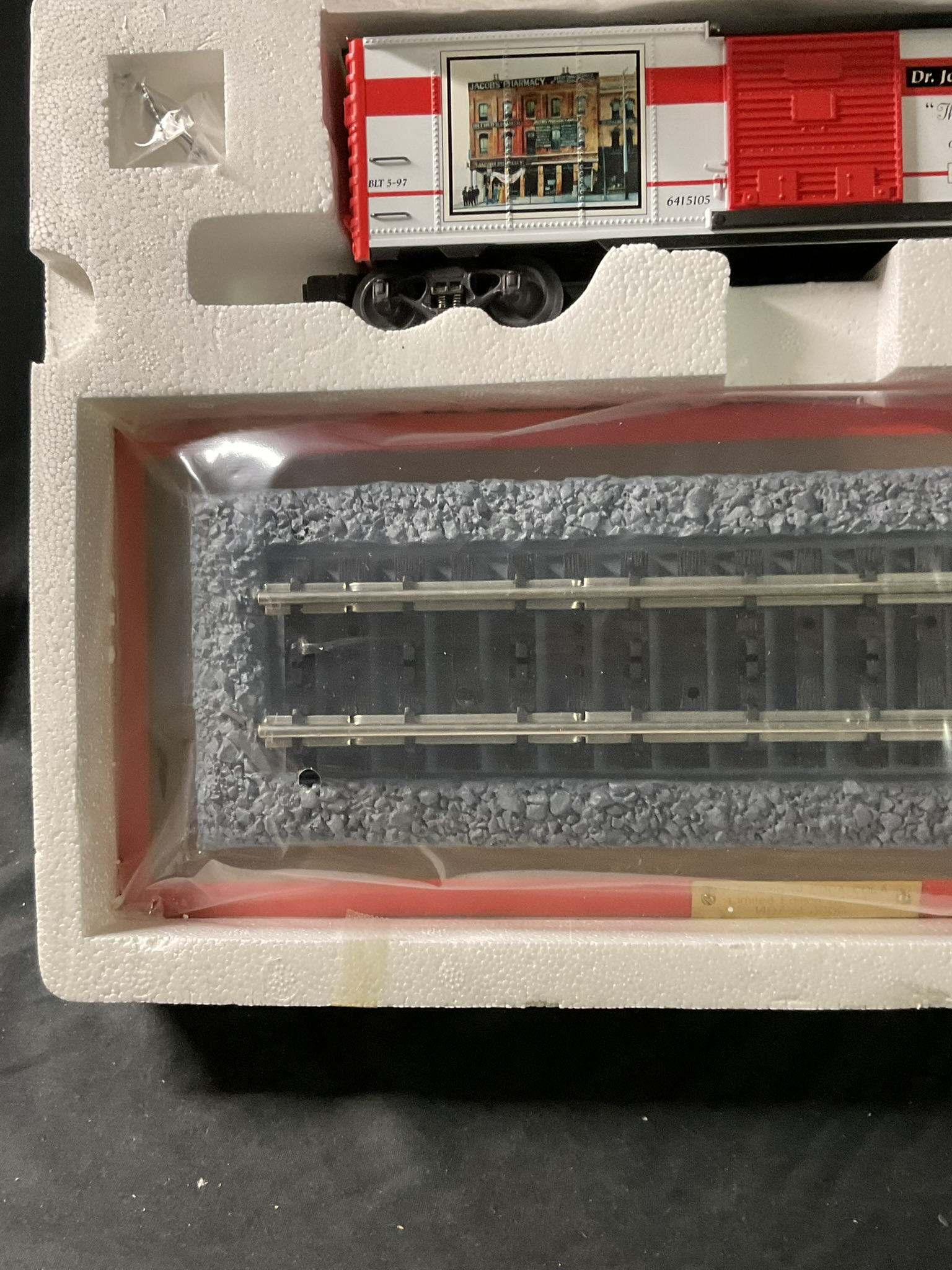 K-Line K641-5105 1st Serving of Coca-Cola Limited Edition O-Gauge Boxcar and Display Track