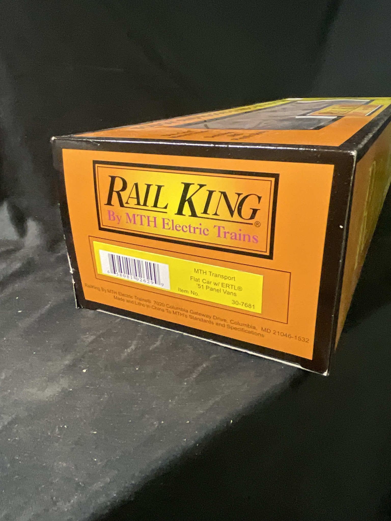 Rail King by MTH Electric Trains 30-7681 Flat Car with two ERTL 1951 Panel Vans
