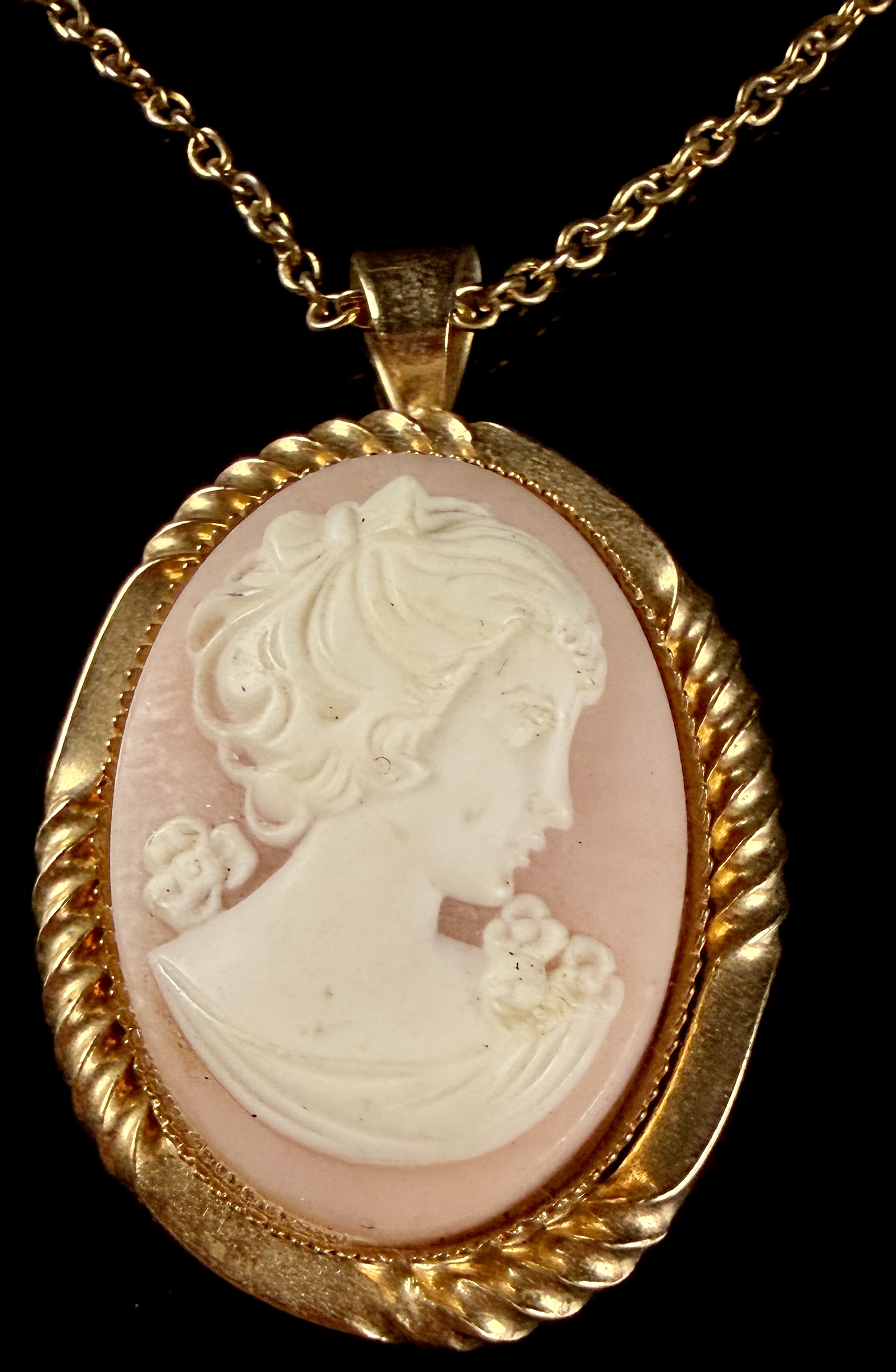 Vintage Gold-Tone and Carved Shell Cameo Pendant Necklace