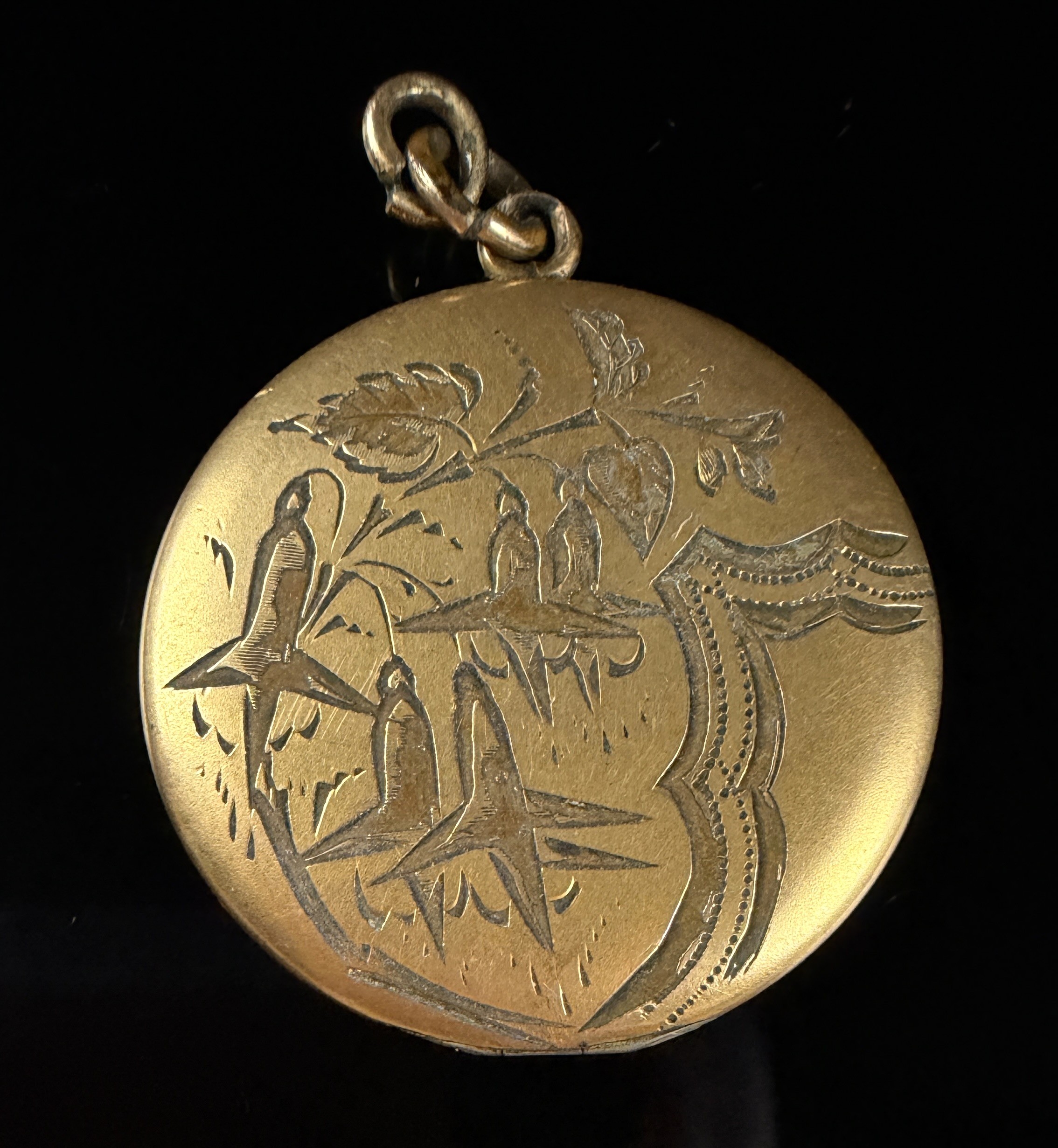 Walter E. Hayward Co. 1/20 12K Gold-Filled Hand-Engraved Circular Locket Pendant