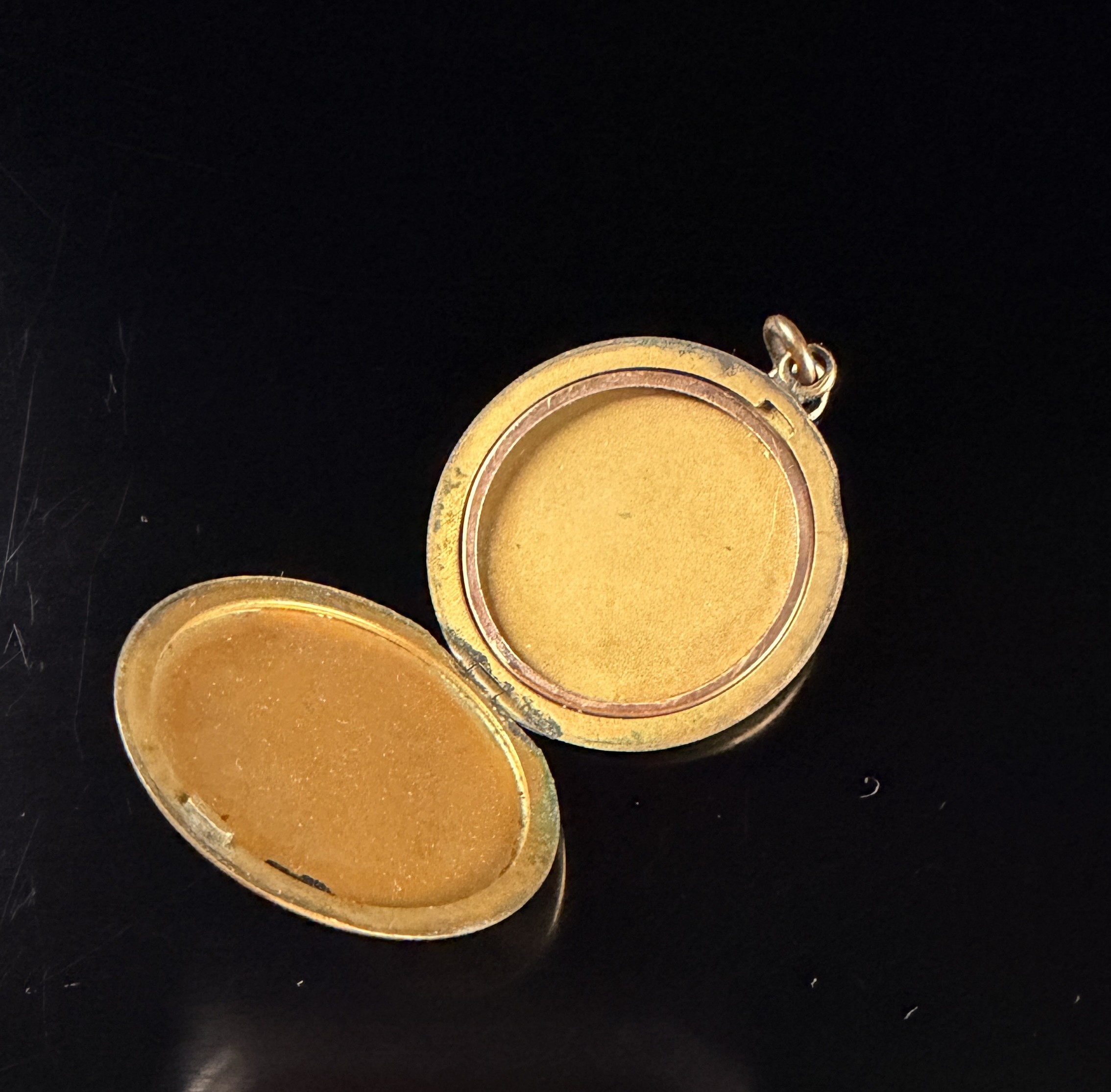 Walter E. Hayward Co. 1/20 12K Gold-Filled Hand-Engraved Circular Locket Pendant