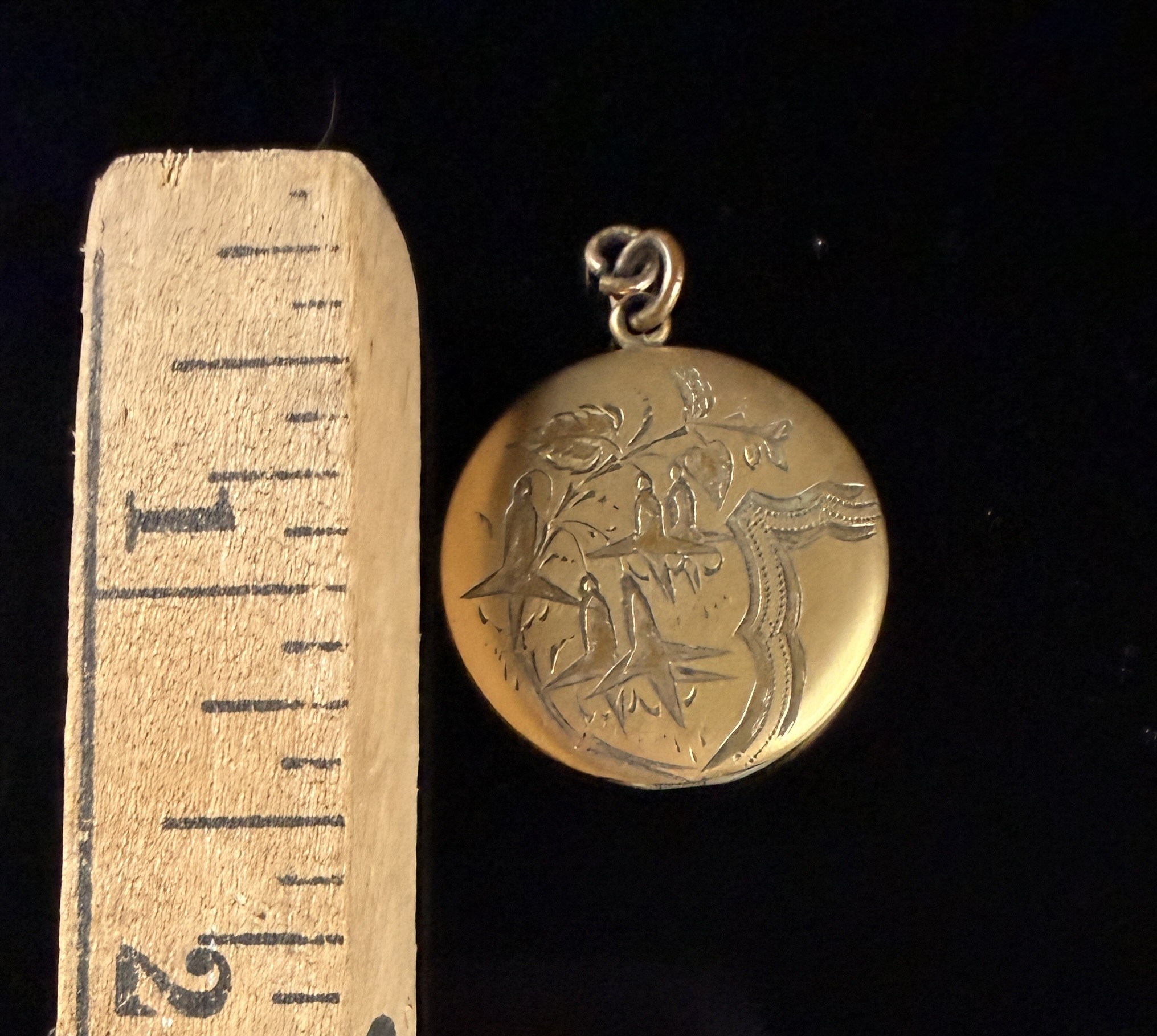 Walter E. Hayward Co. 1/20 12K Gold-Filled Hand-Engraved Circular Locket Pendant