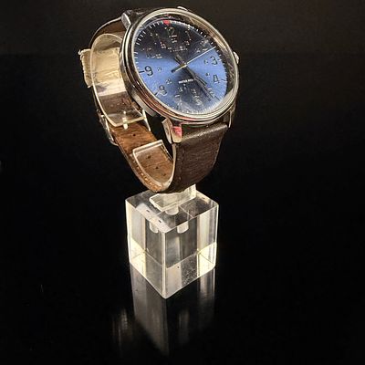 Timex Men's Classics Blue Dial Quartz Wristwatch TW2R85400. This Timex Men's Classics wristwatch 