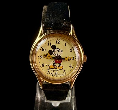 Lorus Disney Mickey Mouse Quartz Wristwatch V515-6080. This vintage Lorus Disney Mickey Mouse 