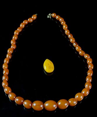 Vintage Baltic Amber Graduated Bead Necklace and Egg Yolk Pendant. This jewelry set is comprised 