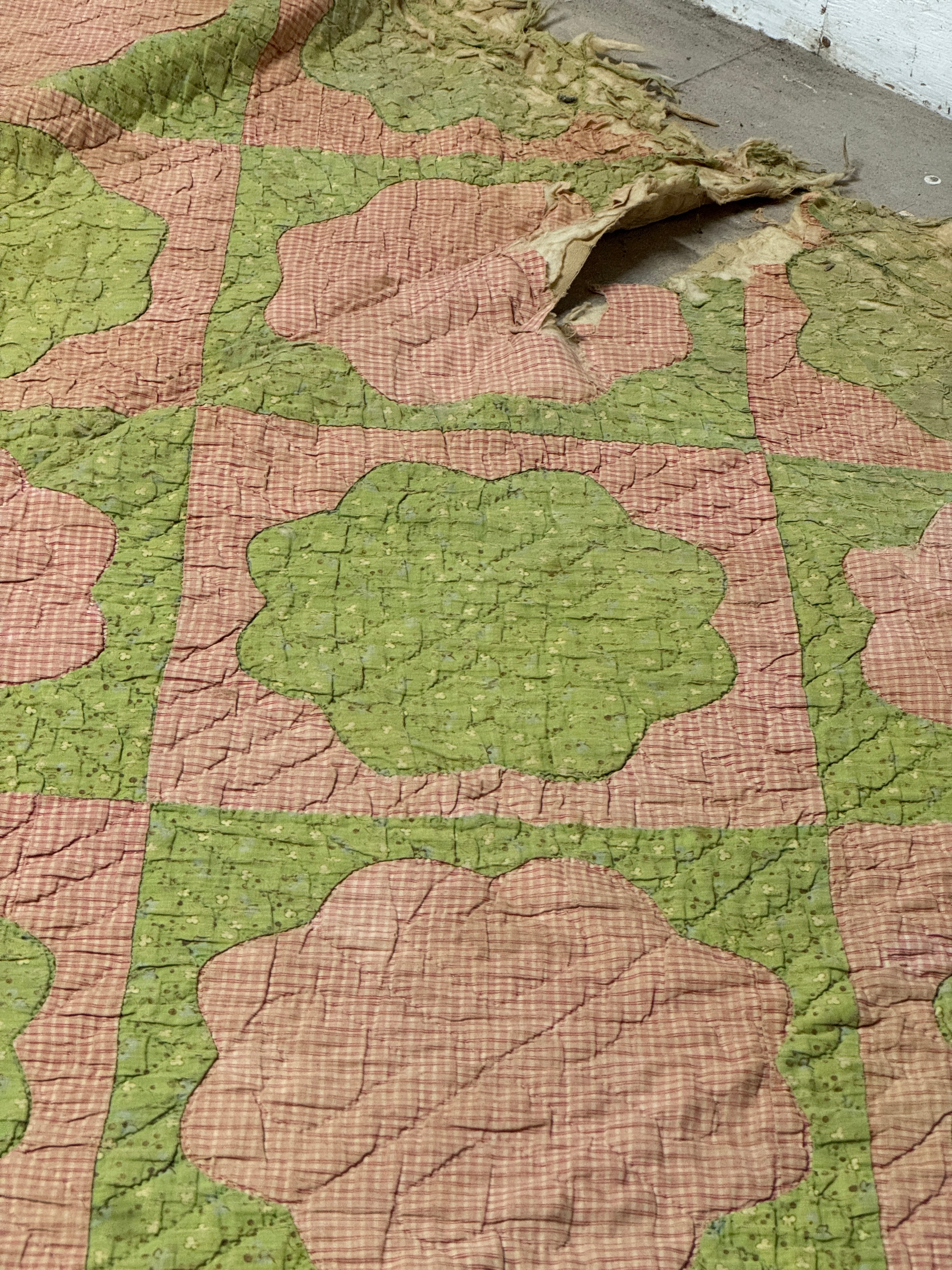 Hand-Appliqued and Hand-Quilted Floral Pattern Cotton Quilt with Scalloped Border