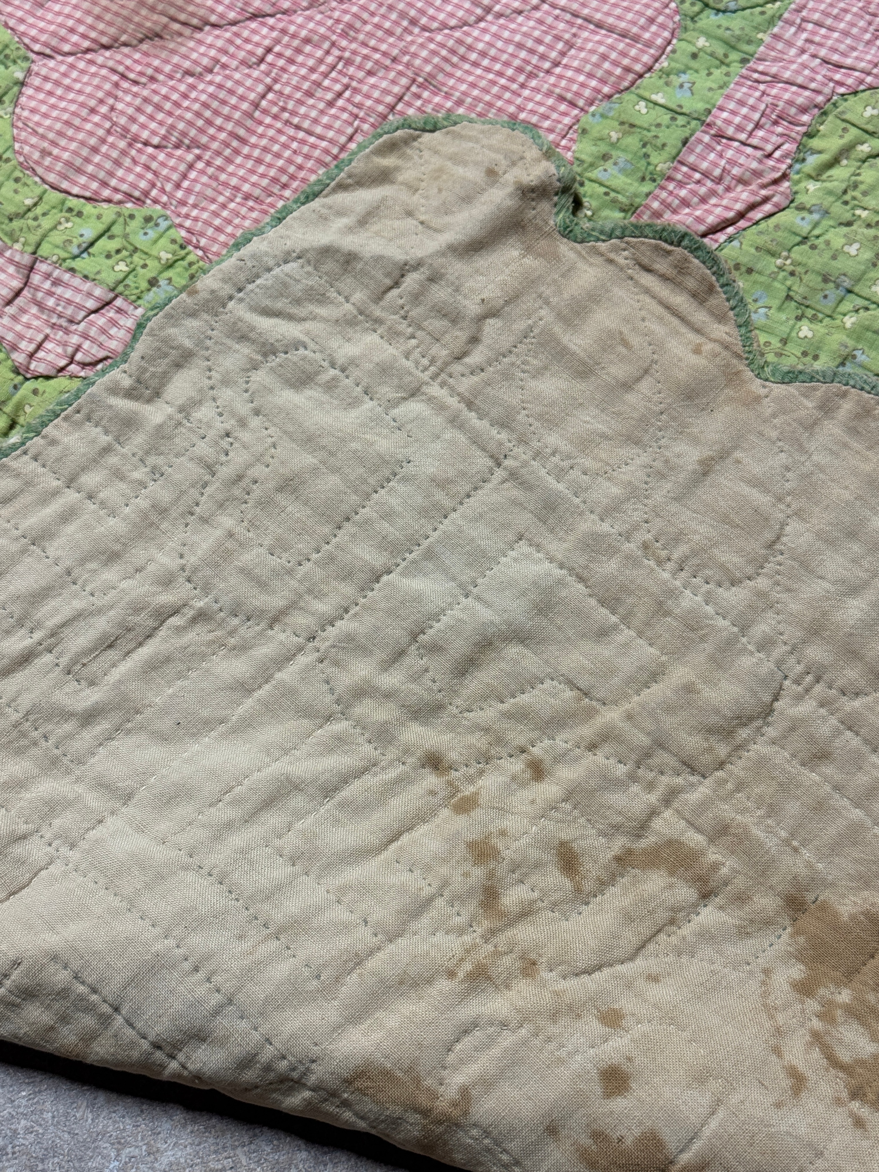 Hand-Appliqued and Hand-Quilted Floral Pattern Cotton Quilt with Scalloped Border