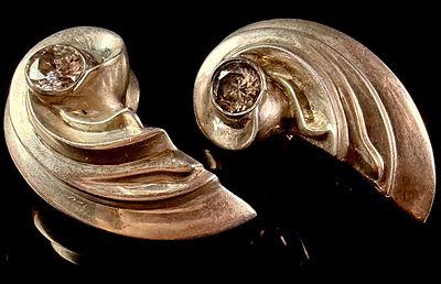 A Pair of Von Musulin Sterling Silver Modernist Clip-On Earrings. A matched mirrored pair of 