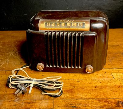 Bendix Model 0526 A Bakelite Tabletop Superheterodyne Radio. This mid-century tabletop radio 