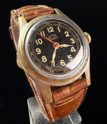 Leeds De Luxe 7 Jewels Manual Wind Military Style Wristwatch. This vintage wristwatch features a 