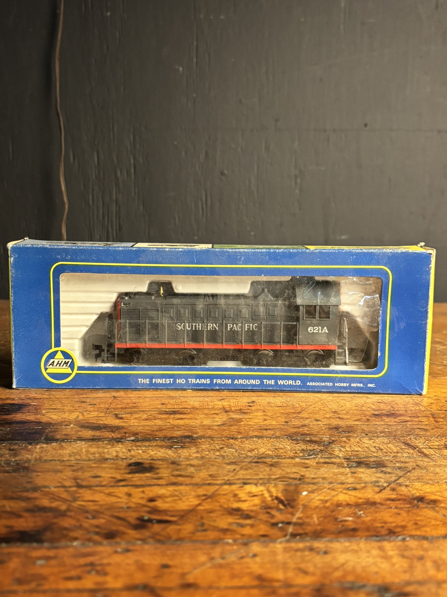 AHM HO Scale Alco GE 1000 HP Southern Pacific Diesel Switcher Locomotive 5010 G