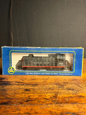 AHM HO Scale Alco GE 1000 HP Southern Pacific Diesel Switcher Locomotive 5010 G. An HO-scale 