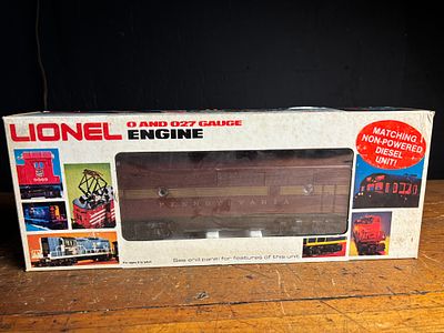 Lionel O and O27 Gauge Pennsylvania Railroad F-3B Non-Powered Dummy Unit 6-8060. This Lionel O 