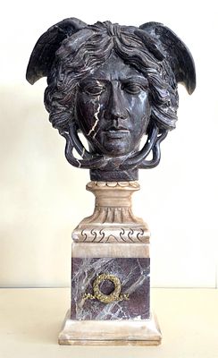 Testa di Medusa in marmo - Testa di Medusa in marmo Misure: cm.9 x 15 x 47 h Scultura in marmo XX 