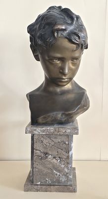 Busto fanciullo in bronzo - Busto fanciullo in bronzo Misure: cm.16,5 lato base Misure: cm.57 