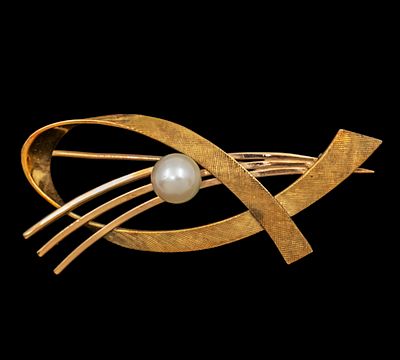 14k Yellow Gold Brooch. 
Set with a pearl. 
Marked. 
Length: 5cm. 
5.24gr.