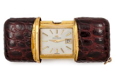 שעון נסיעות Movado. 
מארז עור מקסים נפתח בהחלקה עם רגלית אחורית מתקפלת. 
מנגנון מכני, מצב 