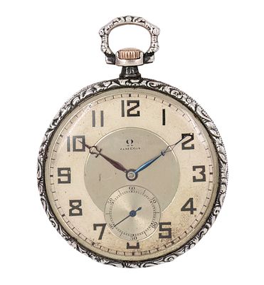 שעון כיס כסף Omega. 
מנגנון מכני, מצב עבודה. 
מחוג שעות עם לוגו החברה. 
מארז כסף, חתום 