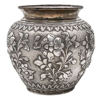 Large and Impressive Silver Vase, First Half of the 20th Century. 
Marked (84P). 
Height: 