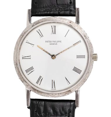 שעון יד Patek Philippe Calatrava זהב לבן 18 קראט. 
מנגנון מכני, מצב עבודה. 
לוח לבן, ספרות 