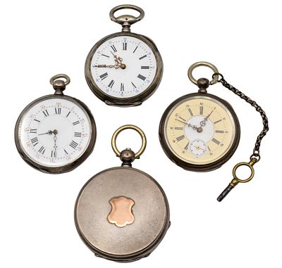 לוט ארבעה שעוני כיס כסף. 
כולל: 
ארבעה שעוני כיס כסף, מנגנוני צילינדר עם מתיחת מפתח, כולם במצב 