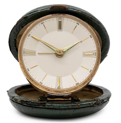 שעון נסיעות מעורר מתקפל Mercedes. 
ככל הנראה שעון שיווקי שניתן על ידי יצרנית המכוניות. 
מארז 