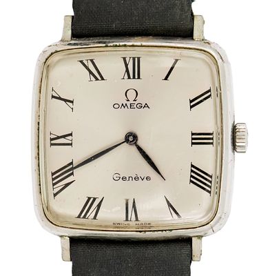 שעון יד Omega Geneve. 
מנגנון מכני, מצב עבודה. 
רצועה מקורית, שילוב עור ובד. 
אבזם 