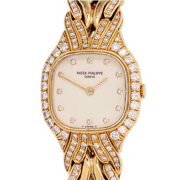 שעון יד לאישה Patek Philippe La Flamme זהב צהוב 18 קראט. 
מנגנון קוורץ, מצב עבודה. 
לוח לבן 
