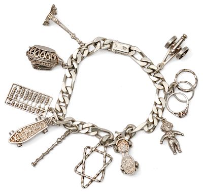 צמיד קמעות Charm כסף סטרלינג. 
חתום. 
אורך: 19.5ס"מ. 
53 גרם.