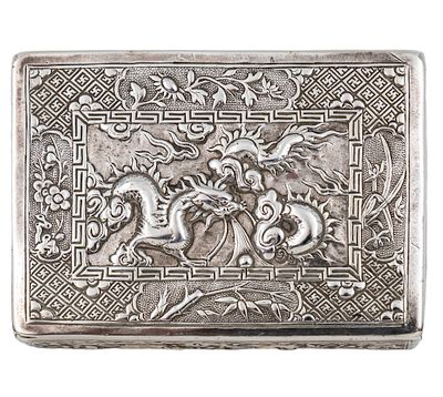 קופסת כסף סינית, 1900 בקירוב. 
חתום. 
8x5.5x2.5ס"מ. 
משקל: 130 גרם