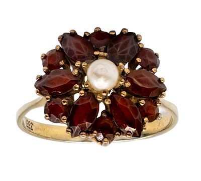9k Yellow Gold Garnet and Pearl Ring. 
Marked. 
Size: 7. 
2.47gr
