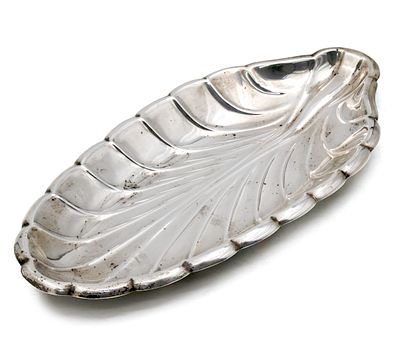 Reed and Barton Sterling Silver Tray, USA, 20th Century. 
Modeled as a leaf. 
Marked. 
Length: 