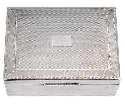 Sterling Silver Cigar Case Humidor, Harman Brothers, Birmingham, England, 1957. 
Wood lined 